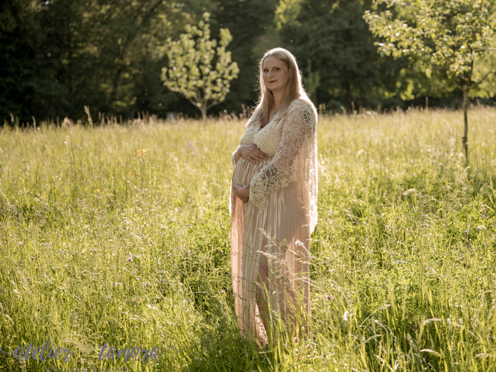 Babybauch-Momente voller Magie: Euer Fotoshooting in Ludwigsburg