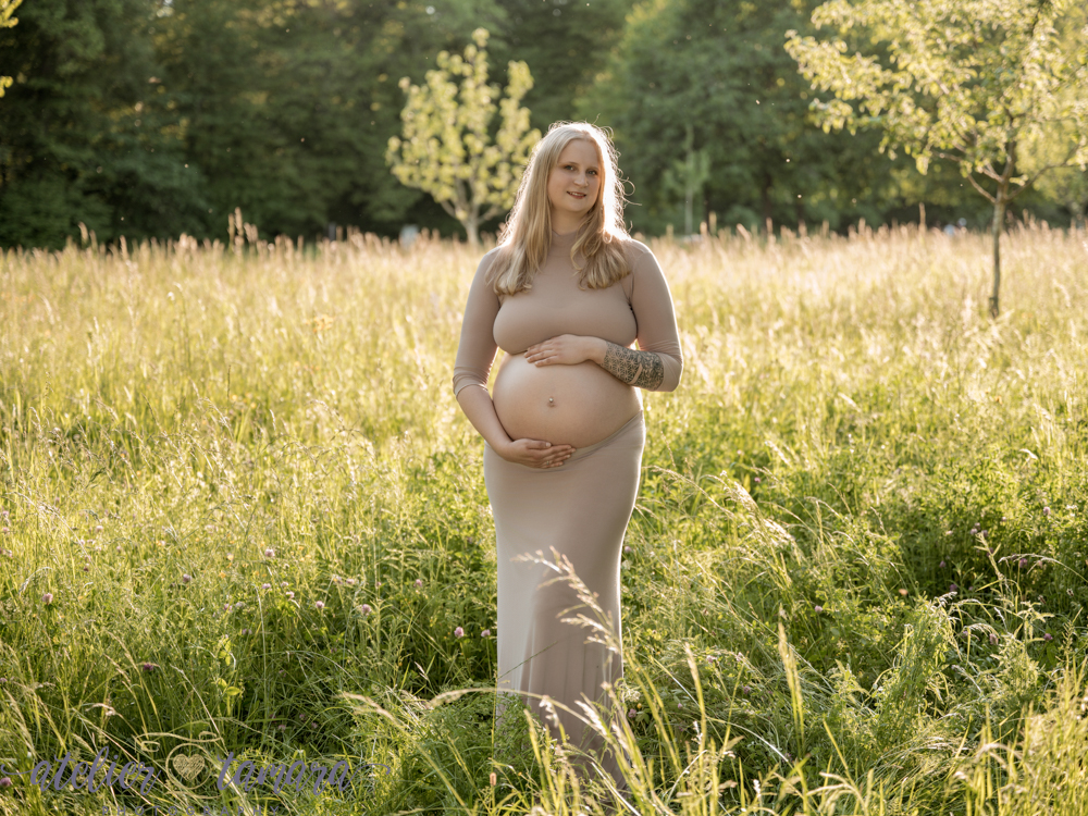 Magisches Babybauch Fotoshooting in Stuttgart: Schwangerschaftszauber am Schloss Solitude